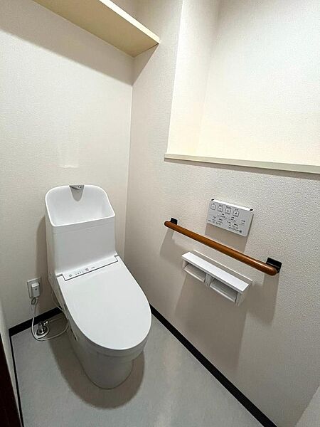 手すり付きで使いやすい、清潔感のあるトイレです。