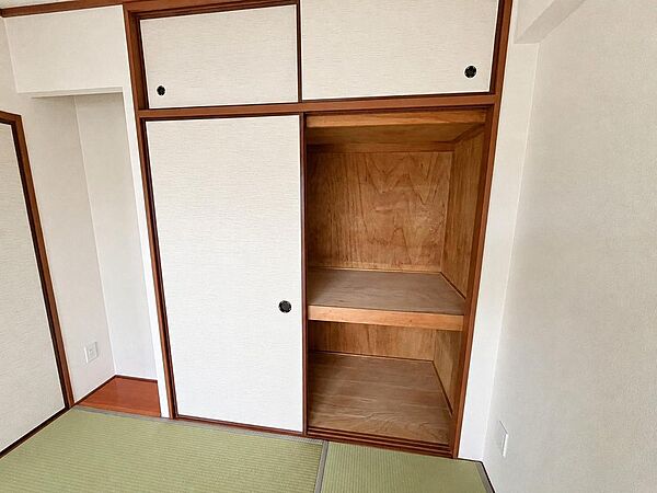 和室には押入れ収納付き。布団や季節物の収納にも便利です。