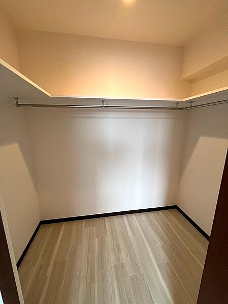 たっぷり収納できるウォークインクローゼット。