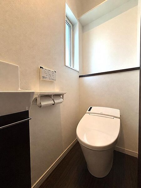 窓付きで明るく清潔感のあるトイレです。