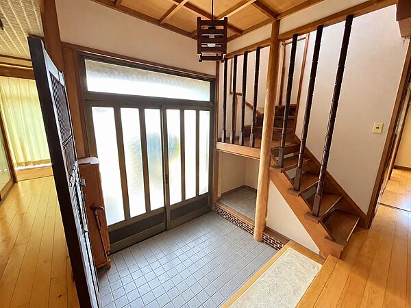 開放感のある広々とした玄関。階段への動線もスムーズです。