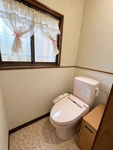 窓付きで自然換気ができる、落ち着いたトイレ空間です。