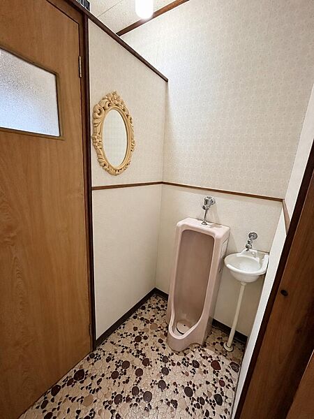 手洗い器付きで、使い勝手にも配慮された空間です。