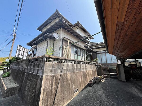 瓦屋根が印象的な、どこか懐かしさを感じる和風住宅です。