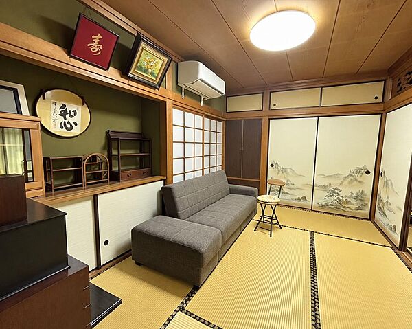 趣ある建具や欄間が、和の風情を感じさせる空間です。