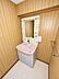 洗面：鏡まわりに収納スペースを備えた、使い勝手の良い洗面台です。
