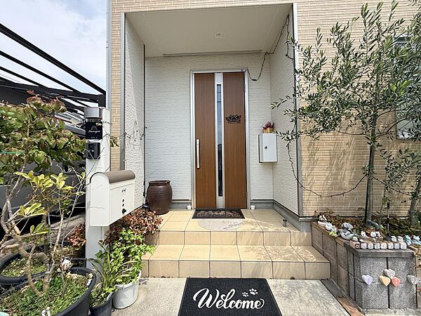 植栽や小物が彩る、温かみのある迎え入れ空間