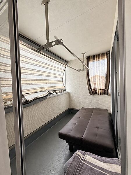 屋根付きで天候を気にせず使える便利な物干しスペース