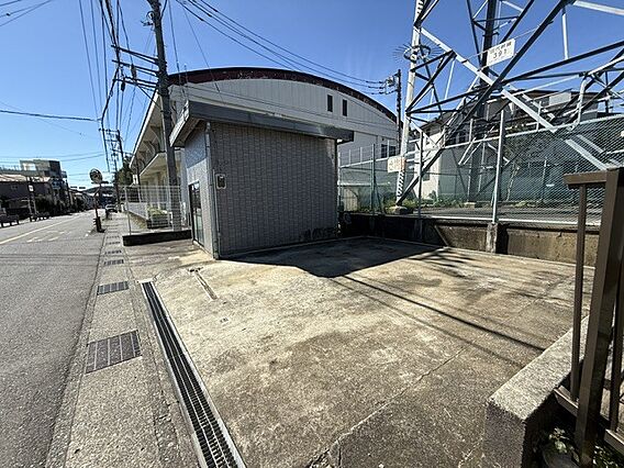 駐車場は大型の...