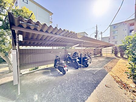 駐輪場、バイク置き場の空き状況、料金に関しては別途お問合せ下さい。