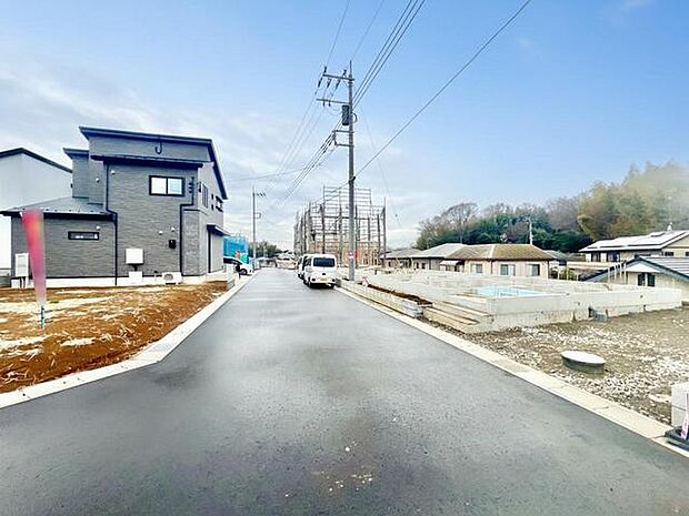 1・2号棟北東側公道6m、3~7号棟南東側6m公道、8号棟南西側6m公道