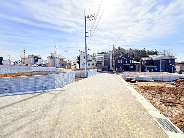 1・2号棟北東側公道6m、3~7号棟南東側6m公道、8号棟南西側6m公道