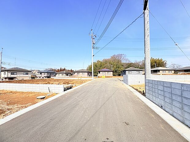 1・2号棟北東側公道6m、3~7号棟南東側6m公道、8号棟南西側6m公道