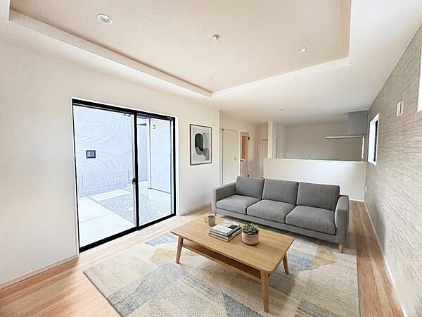 室内にいても、たっぷりの陽光と爽やかな風を感じて頂ける、開放感あふれるリビングです。 ※家具はイメージパースとなります。