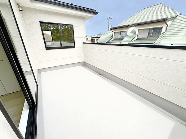 広々としたバルコニー モデル棟