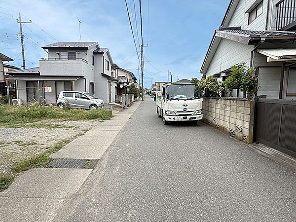 接道状況：北西側約5.5ｍ公道、南東側約2.2ｍ私道