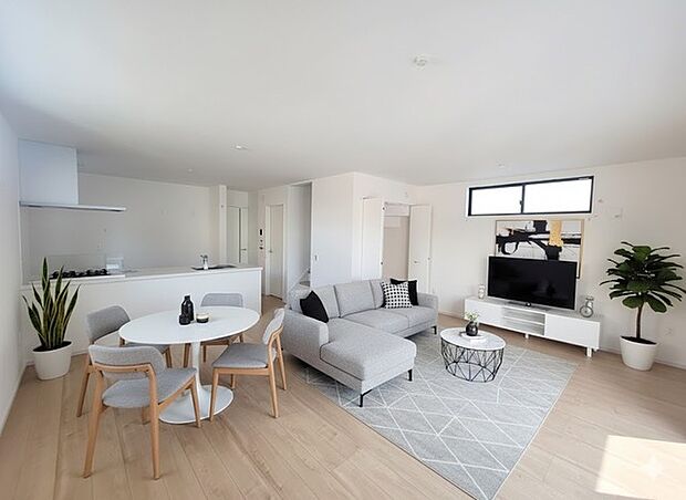 即日ご案内可能です! 広々としたLDKをぜひ現地でご覧ください。 ※家具はイメージパースとなります。