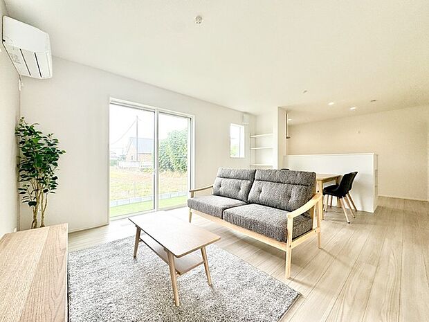 陽射し差し込むリビング！