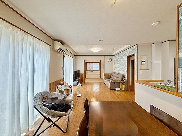 １８．８帖の広々リビング和室の引戸を開けば更に広々とした空間に（２０１４年製エアコン付）