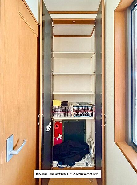 ２階ホール収納。家族共有で使える収納