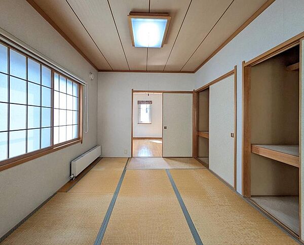 2面の窓から心地よい風と光が通り抜ける、明るい1階の和室です！ふすまを開ければリビングと一体感のある広々とした空間になり、座卓を置いて大切なゲストをお迎えする客間としても大活躍します！