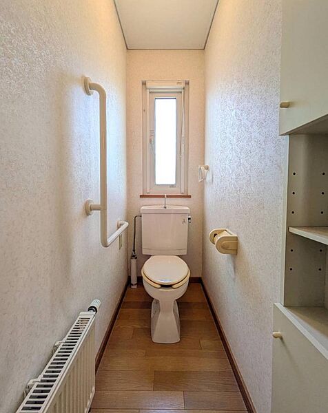 清潔感にあふれた爽やかな印象の2階トイレ空間です！背面のカウンターにはお好みの芳香剤や小物を飾ることもできます！