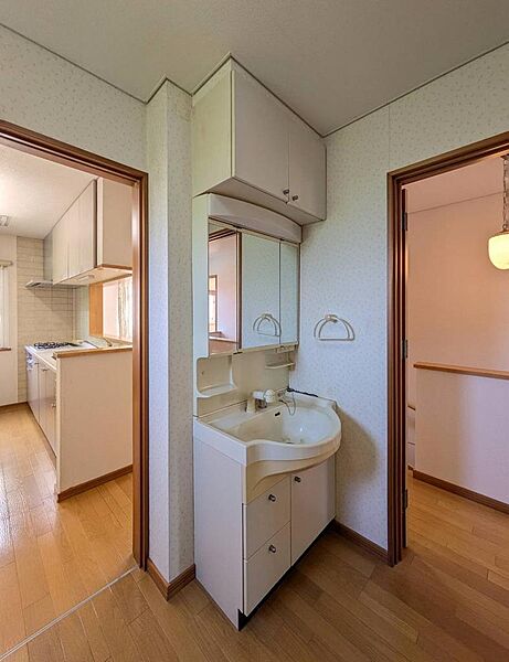 毎朝の身支度がスムーズに楽しくなる、3面鏡タイプの便利な洗面化粧台です！鏡の裏側には洗面小物をたくさん隠して収納できるので、散らかりやすい洗面まわりをいつでも綺麗な状態に保つことができます！