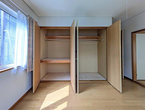 お部屋をすっきりと広く使うための、大容量クローゼット収納です！お洋服をハンガーのまま綺麗に掛けられるポールが付いているため、衣替えの手間が省けて毎朝のコーディネート選びもスムーズになります！