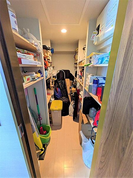 季節物の家電や大型の荷物をまとめて保管できる、便利な納戸スペースです！お部屋の中に荷物が溢れるのを防げるため、居住空間をより広く有効に使えます♪棚を置いて細かな日用品を整理するのにも最適！