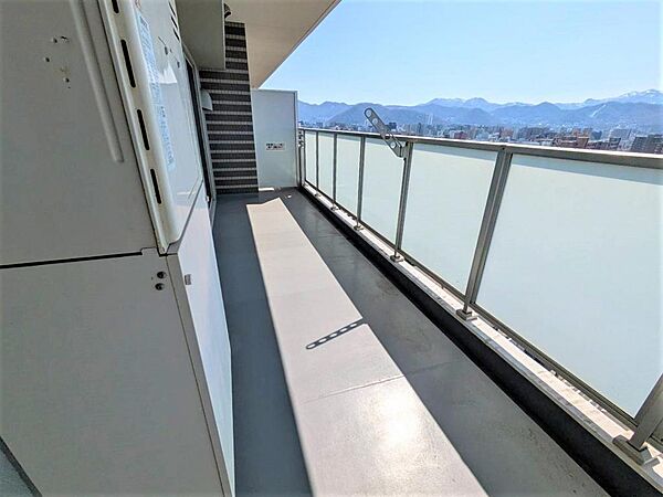 心地よい風が吹き抜ける、西向きの開放的なバルコニーです！洗濯物をたくさん干せるスペースがあり、午後までしっかり陽が当たります♪夕方に沈む綺麗な夕日を眺めながら、ほっと一息つくのも素敵ですね！