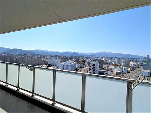 バルコニーからは開放的な街並みが見渡せ、遠くの景色まで綺麗に広がります！高い建物に視界を遮られることがなく、澄んだ青空を眺めてリフレッシュ♪毎日の暮らしの中で、移り変わる四季を感じられます！