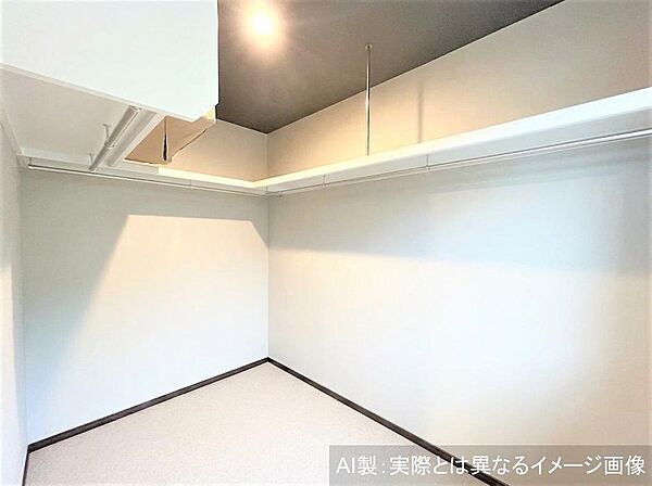 主寝室に隣接のウォークインクローゼット