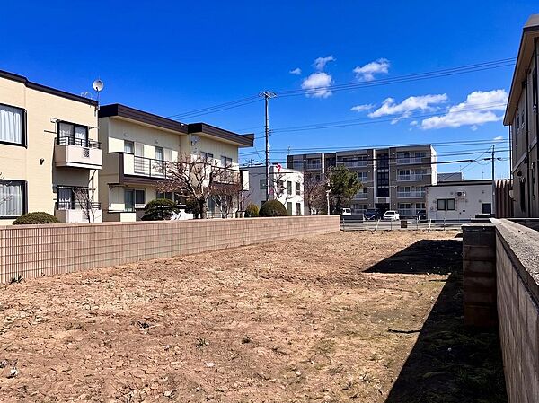 奥行きのある敷地形状で、建物と庭を分けた配置も可能！ウッドデッキや家庭菜園など、敷地を活かした多彩なプランが描けます！現地（２０２６年４月）撮影