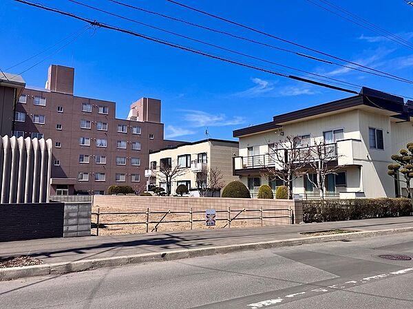 周辺は整然とした街並みで、前面道路も広く圧迫感の少ない環境！徒歩圏に公園や買物施設が揃い、日常利便も感じられる立地です！現地（２０２６年４月）撮影