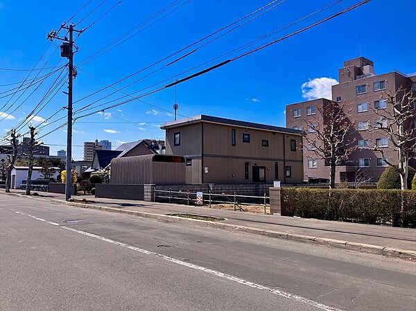 歩道が整備された前面道路で通勤通学も安心感のある街並み！周囲には戸建や集合住宅が建ち並び、落ち着いた住環境が広がります！現地（２０２６年４月）撮影