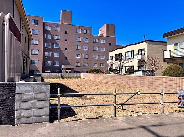 約３２７m2の広さを現地で実感できる全景写真！建築条件がないため、住宅・二世帯・事務所など幅広い用途を検討いただけます！現地（２０２６年４月）撮影