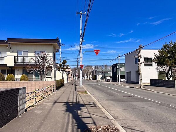周囲は落ち着いた住宅街で、空が広く感じられる開放的なロケーション！小中学校徒歩５分以内で子育て世帯にも心強い立地です！現地（２０２６年４月）撮影