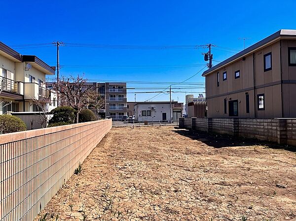 平坦な地勢で建築計画も進めやすく、基礎工事の検討もしやすい現況！敷地全体の広さが体感できる現地の様子です！現地（２０２６年４月）撮影