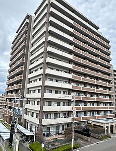 外観:【外観図】総戸数85世帯で、宮崎県内で2棟しかない免震構造のマンションです。前面に高い棟が無く、静かな環境です。徒歩圏内に、コンビニやドラッグストアがあり買い物も便利です。ペットも飼育可! 外観:【外観図】総戸数85世帯で、宮崎県内で2棟しかない免震構造のマンションです。前面に高い棟が無く、静かな環境です。徒歩圏内に、コンビニやドラッグストアがあり買い物も便利です。ペットも飼育可!
