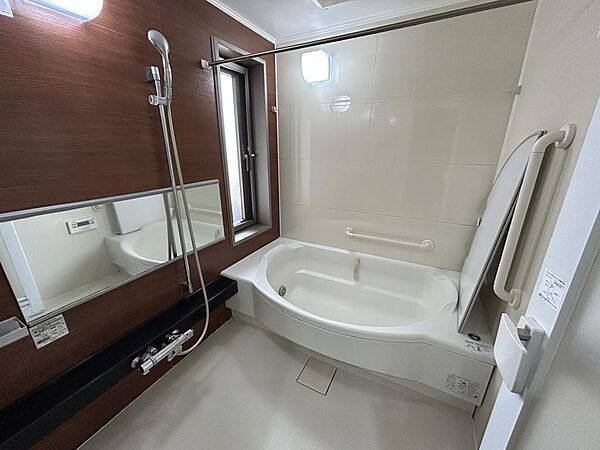 【ユニットバス】先進の機能を備えたバスルーム。浴室乾燥機採用しているため、雨の日でも室内干しが可能です。浴室に窓が付いているため、換気も十分できます！