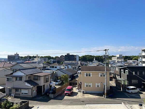 【西向きの眺望】目の前に高い建物が無く開けた眺望です。目の前は駐車場になります！