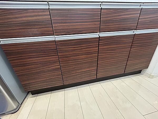 【キッチン収納】キッチンにシステムキッチンに合ったカップボードを設置しています。食器棚を買わなくても十分な収納スペースがあります！