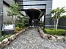 その他：【マンション玄関】マンションの玄関は、植栽も整えられた明るい印象です！