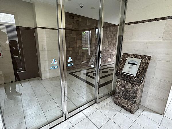 【エントランス】明るく開放的なエントランスです。入口はオートロックのため、プライバシーが保護されます！