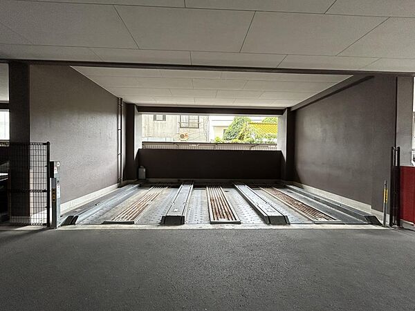 【駐車場】機械式駐車場になります。屋根が付いているため、雨に濡れずに駐車できます。サイズもハイルーフ車まで入ります！※詳しくは、お問い合わせください。