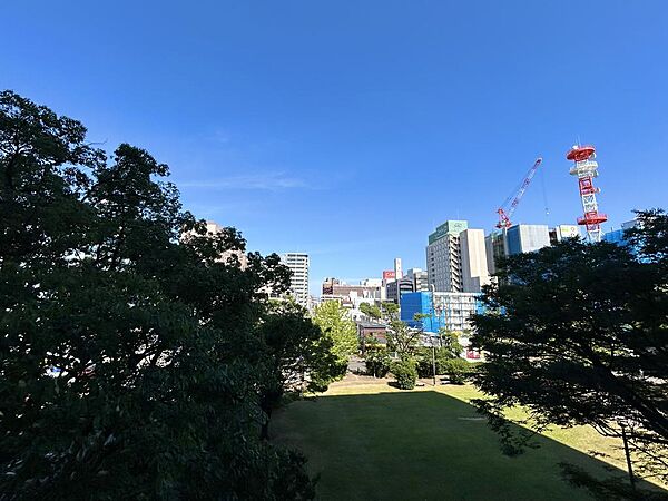 【バルコニーからの眺望】目の前が二葉街区公園で、高い建物が無く開けた眺望で、日当たり・通風良好です。緑がいっぱいの環境で、四季を感じる事ができます！