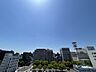 バルコニー：【バルコニーからの眺望】目の前に高い建物が無く開けた眺望です。南向きに配置されたバルコニーで、日当たり・通風良好です。ガラス手すりのため、低層階と比較して眺望が開けています！