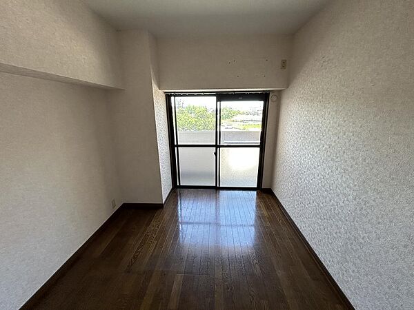 【６．２帖の洋室】主寝室として十分な広さがあります。LDKのすぐ横のお部屋で、北側は駐車場のため眺望も良いです！