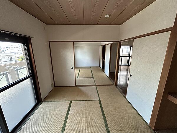 【6畳の和室】6畳の和室が繋がっているため、襖を開けると12畳の広々とした居室となります。ＬＤＫ横に位置しているため、お子様のお部屋などには最適です！