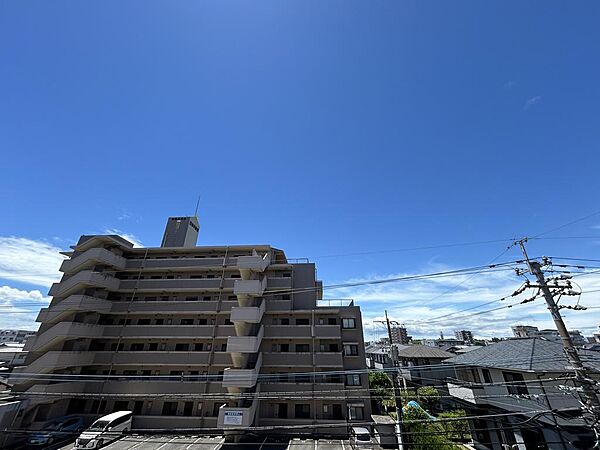 【バルコニーからの眺望】南西向きに配置されたバルコニーのため、日当たり良好です。目の前にマンションがありますが、距離が離れているため圧迫感はないです！